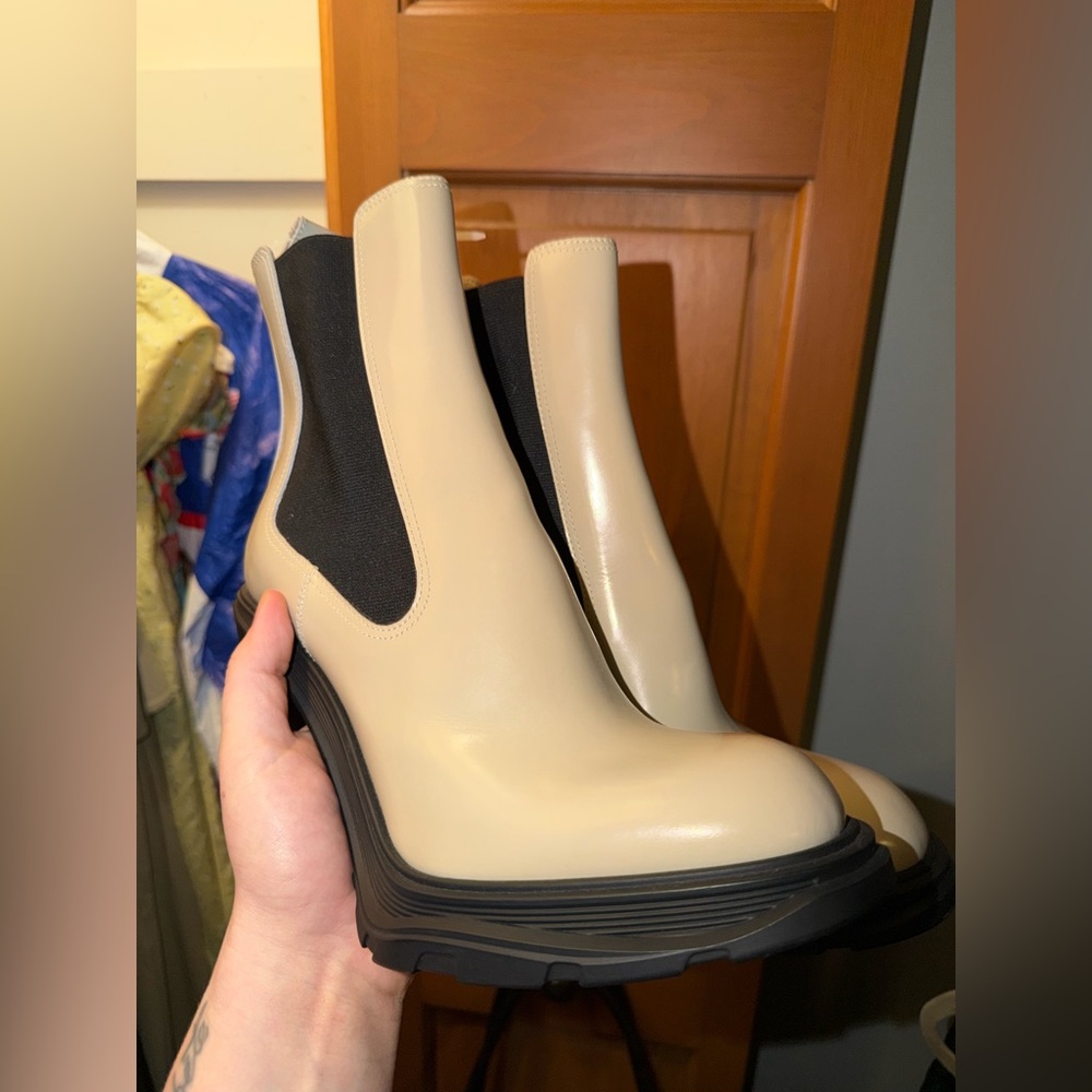 ✨SALEEEE✨ Alexander McQueen Leather Chelsea Block-Heel Booties - Picture 14 of 16